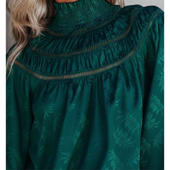 Vici smocked mock neck blouse size small NWT - Picture 2 of 3